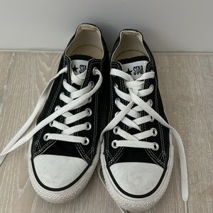 Black Converse low top women’s size 7, men’s size 5